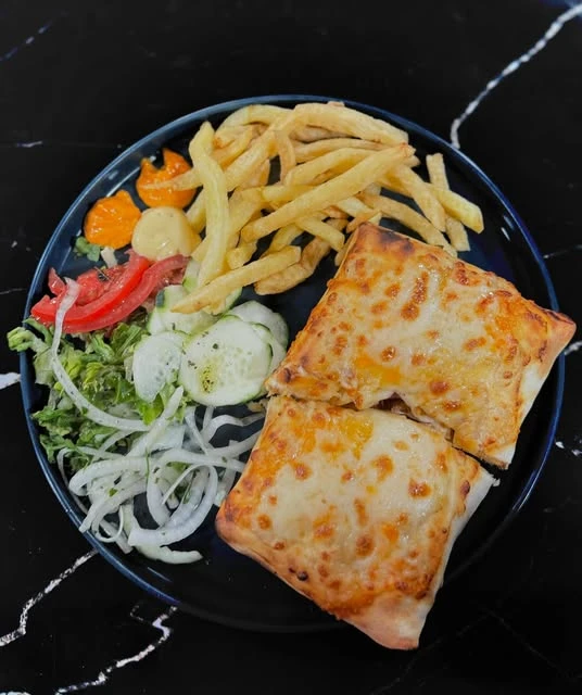 Tacos gratiné en assiette avec frites et salade
