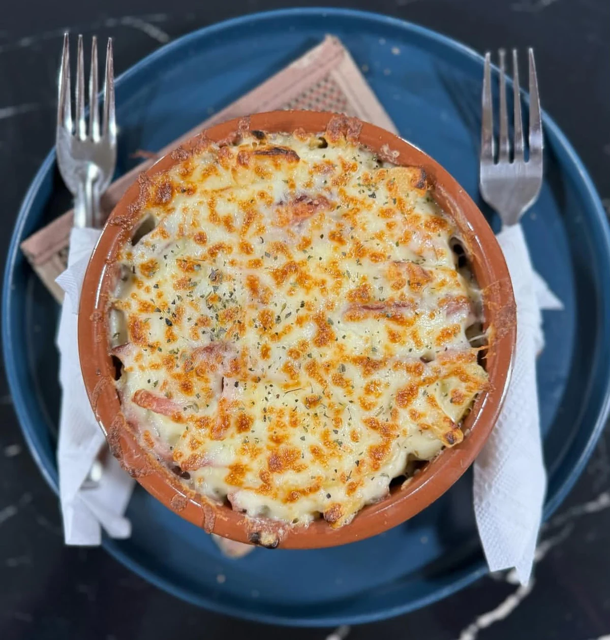 Plat gratiné au fromage servi chez Nijou’s Food