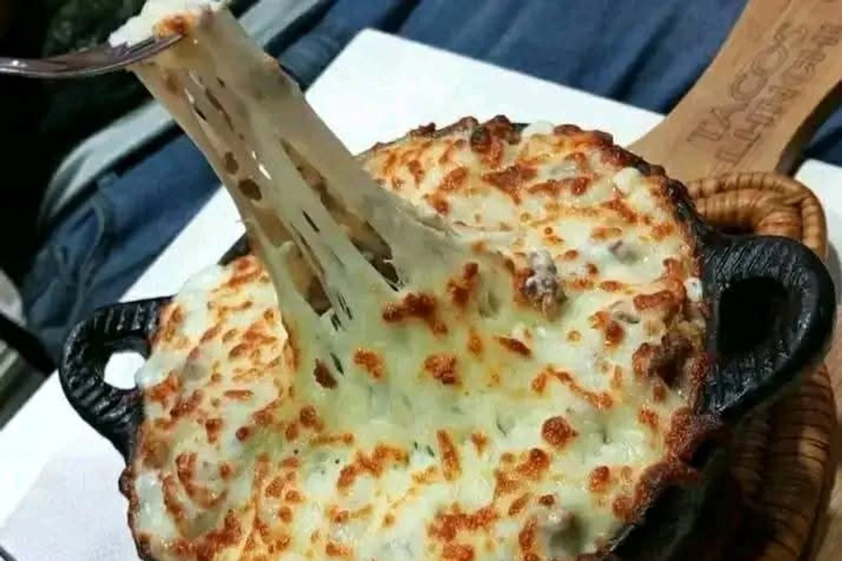 Pasticcio gratiné au fromage servi en plat