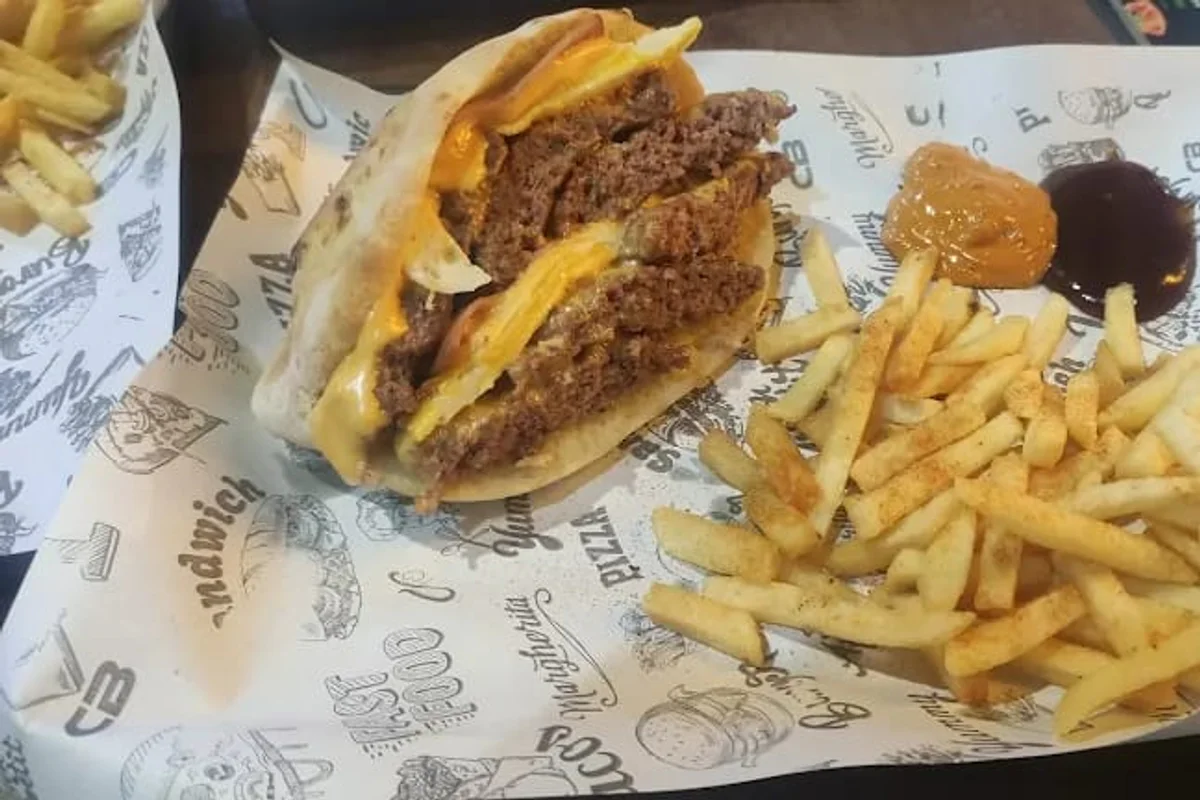 Sandwich à la viande hachée servi avec des frites
