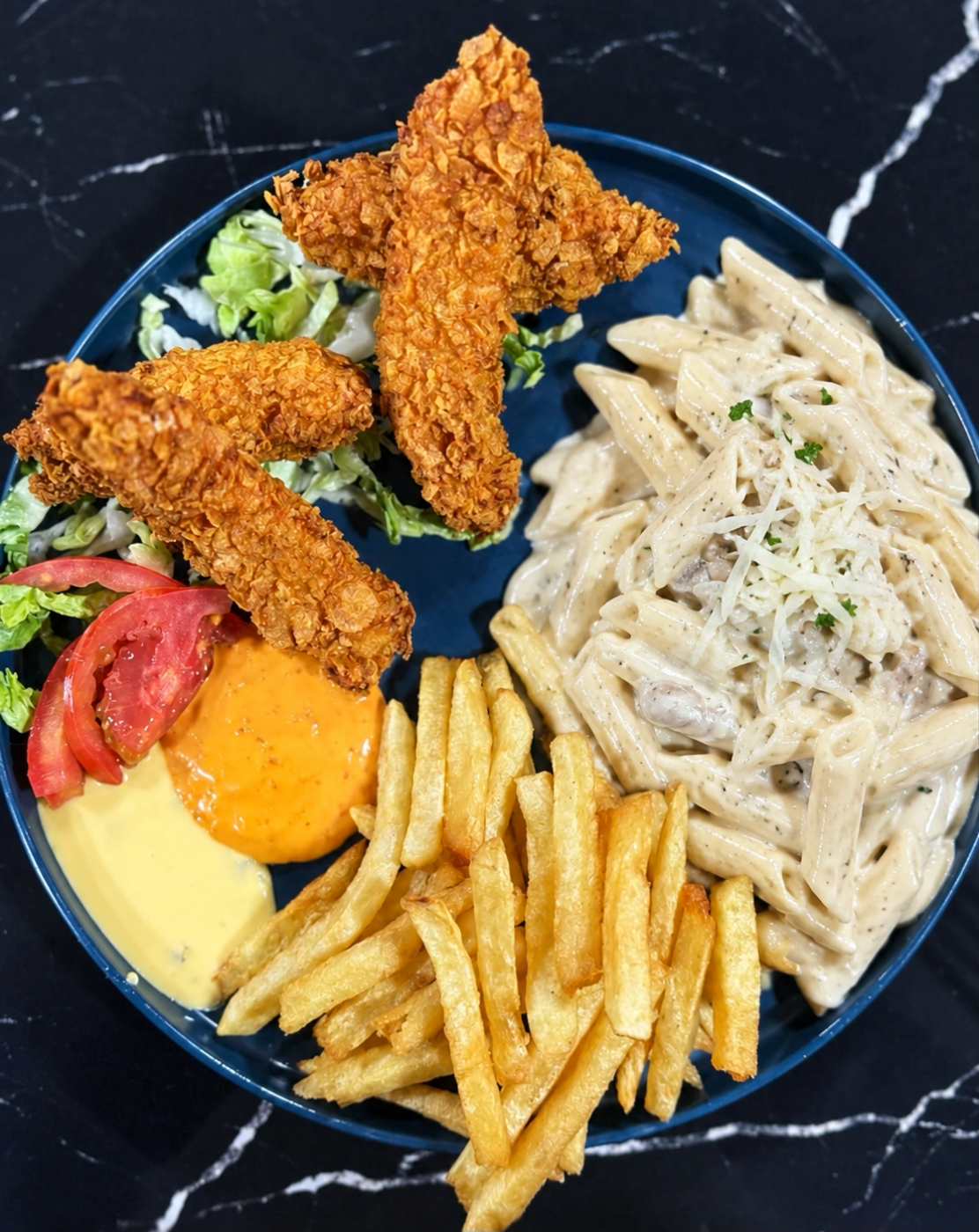 Poulet croustillant avec pâtes blanches, frites et salade
