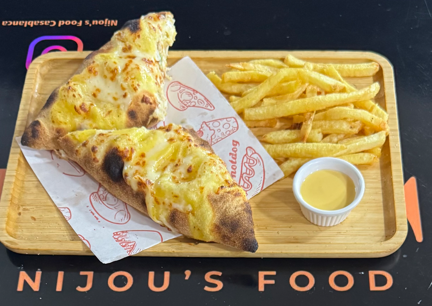 Panizza gratinée avec poivrons et olives