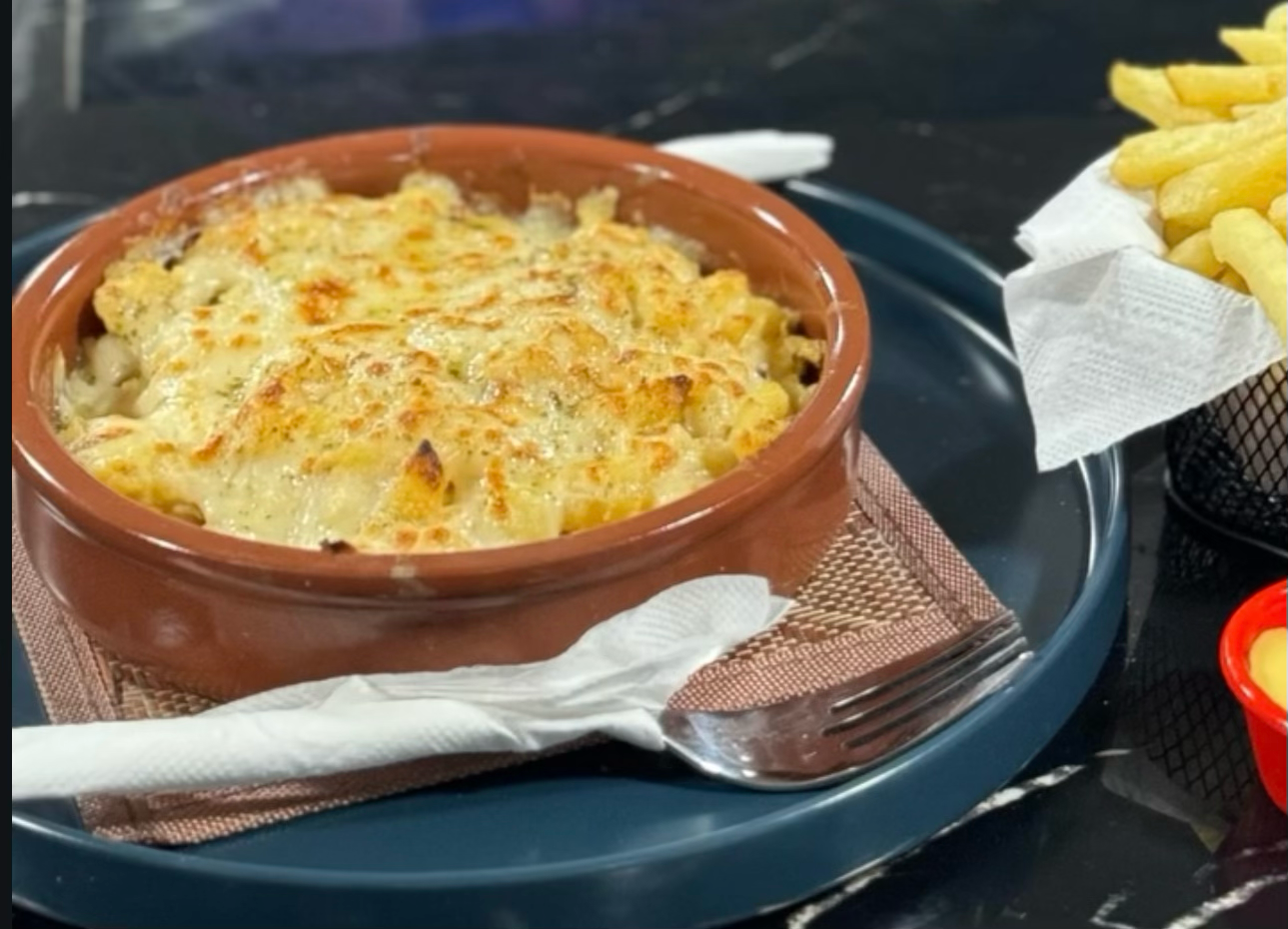 Pasticcio gratiné au fromage servi en plat