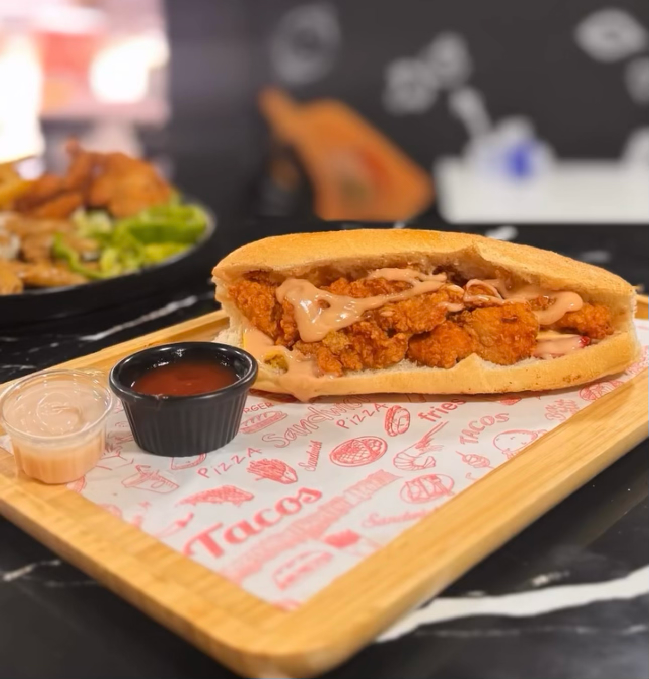 Sandwich au poulet croustillant servi avec des frites