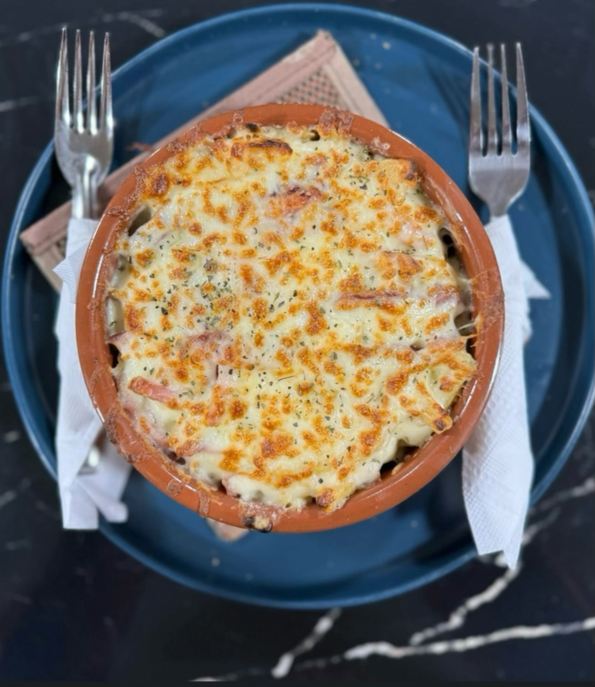 Pasticcio gratiné servi avec deux sauces