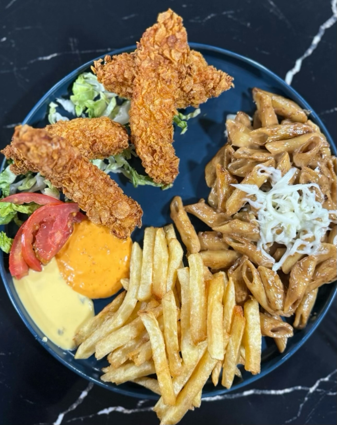 Poulet croustillant avec pâtes, frites et salade