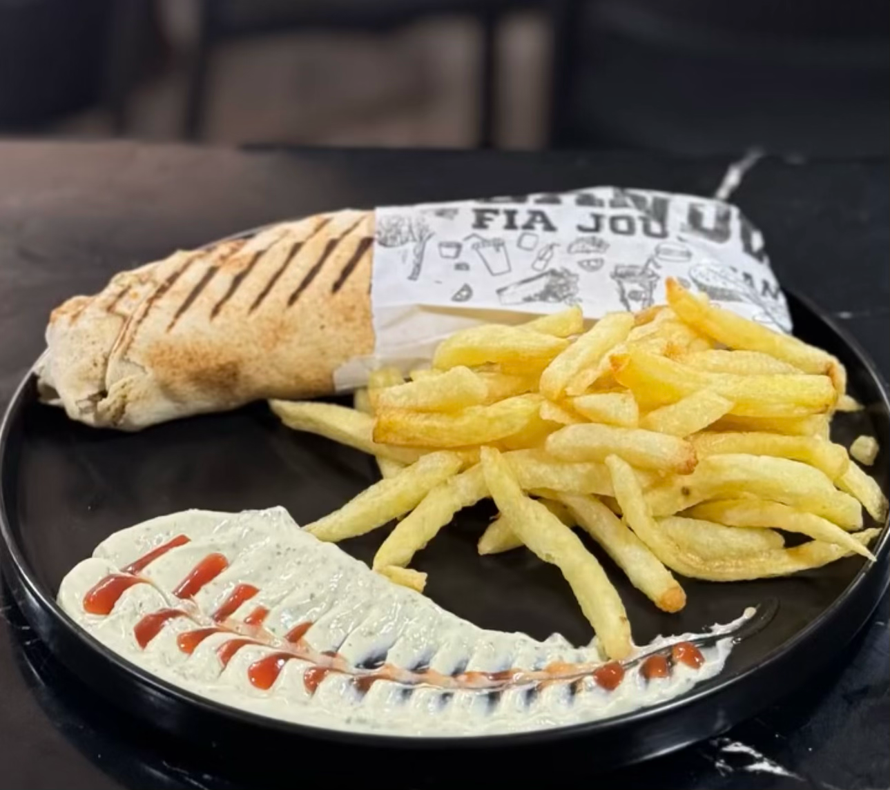 Chawarma roulée et généreusement garnie
