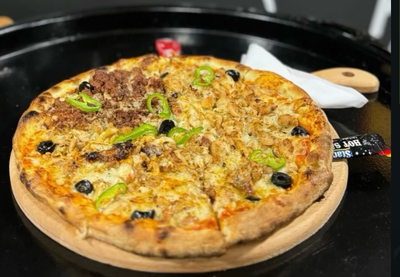 Deux pizzas garnies au fromage, viande et champignons