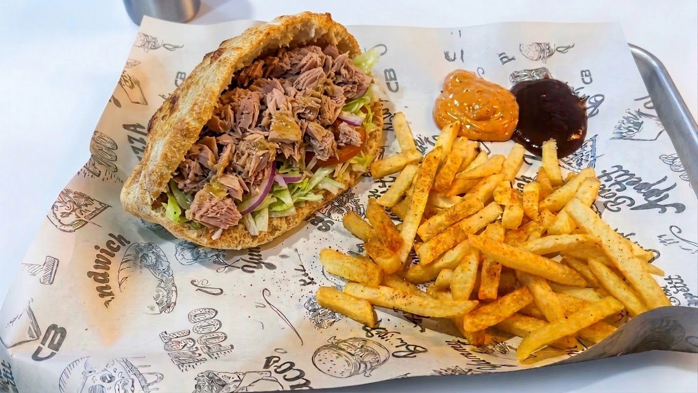 Khbizza ronde garnie servie avec des frites