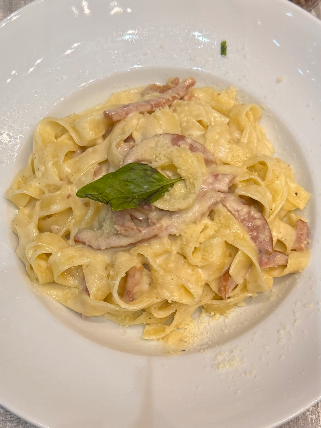 Pâtes longues à la sauce crémeuse avec jambon