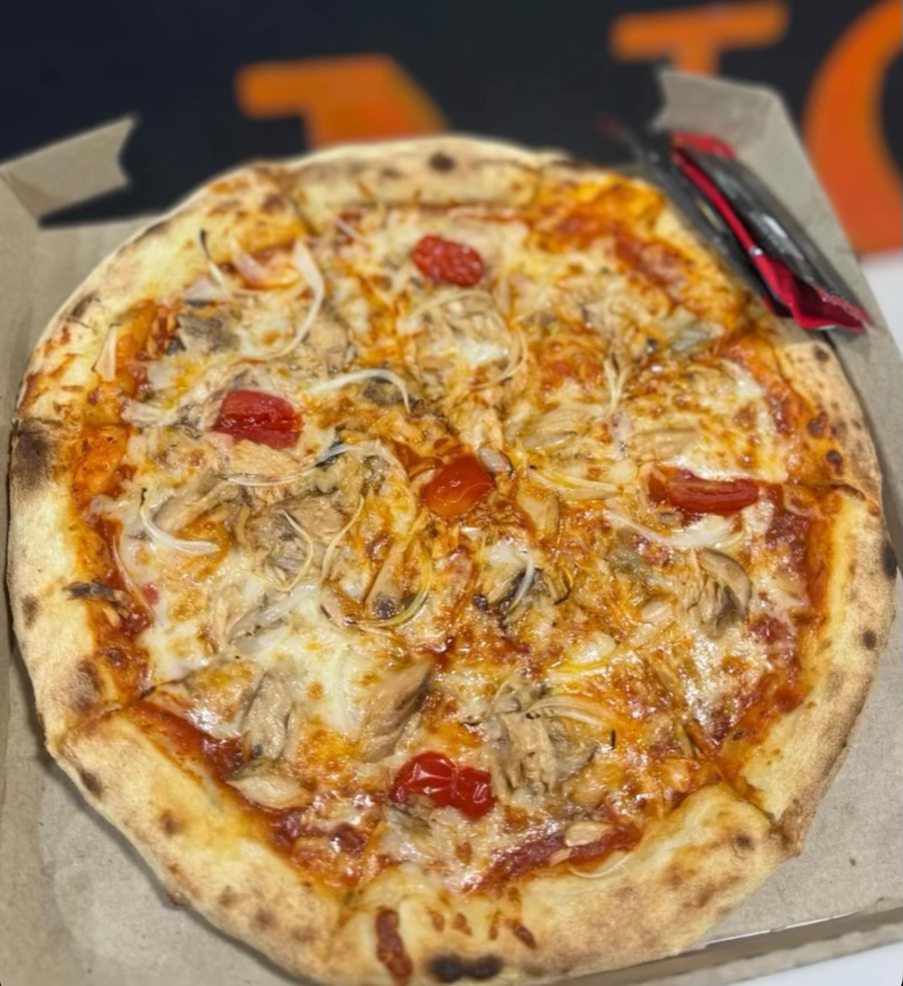 Deux pizzas garnies au fromage, viande et champignons