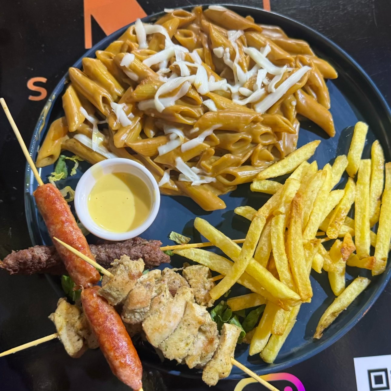 Assortiment de plats complets avec poulet, pâtes, frites et salade