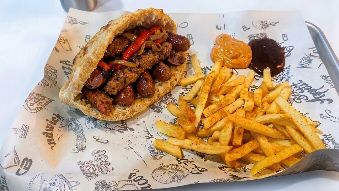 Khbizza ronde garnie servie avec des frites