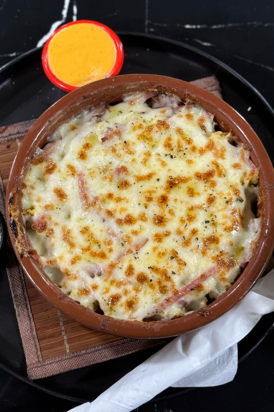 Pasticcio gratiné au fromage servi en plat