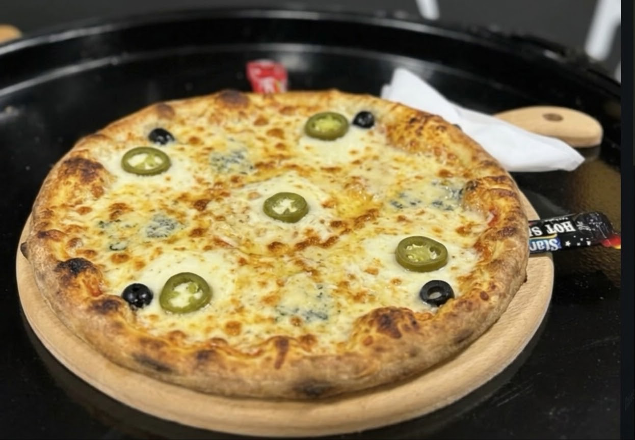 Deux pizzas garnies au fromage, viande et champignons